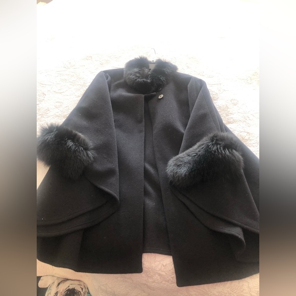 Black cape with black fair size L - Picture 2 of 2